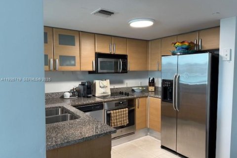 Снять в аренду квартиру в Майами, Флорида 1 спальня, 73.49м2, № 1989076 - фото 2