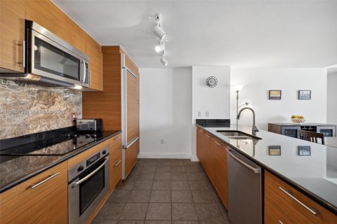Condo in Miami, Florida, 2 bedrooms  № 2038225 - photo 10
