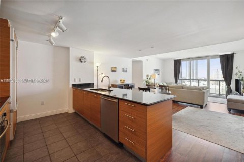 Condo in Miami, Florida, 2 bedrooms  № 2038225 - photo 5