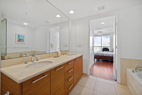 Condo in Miami, Florida, 2 bedrooms  № 2038225 - photo 17