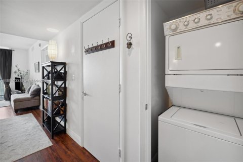 Condo in Miami, Florida, 2 bedrooms  № 2038225 - photo 12