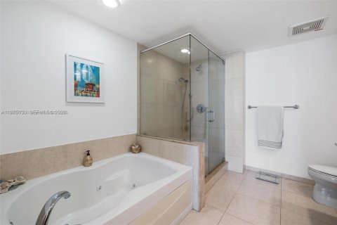 Condo in Miami, Florida, 2 bedrooms  № 2038225 - photo 18
