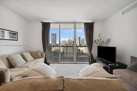 Condo in Miami, Florida, 2 bedrooms  № 2038225 - photo 2