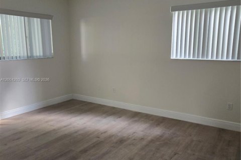 Condo in Tamarac, Florida, 2 bedrooms  № 2068433 - photo 17