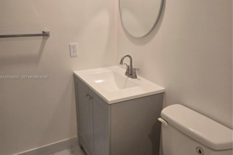 Condo in Tamarac, Florida, 2 bedrooms  № 2068433 - photo 19