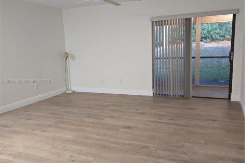 Condo in Tamarac, Florida, 2 bedrooms  № 2068433 - photo 4