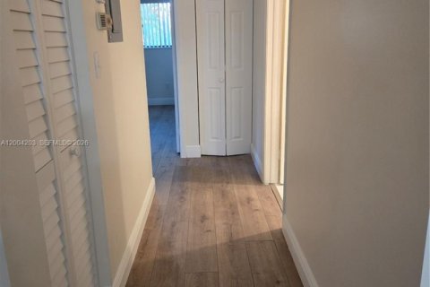 Condo in Tamarac, Florida, 2 bedrooms  № 2068433 - photo 5