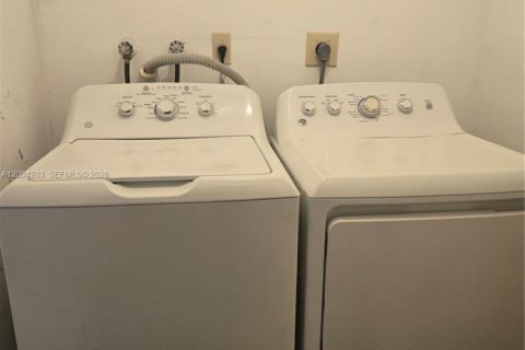 Condo in Tamarac, Florida, 2 bedrooms  № 2068433 - photo 13