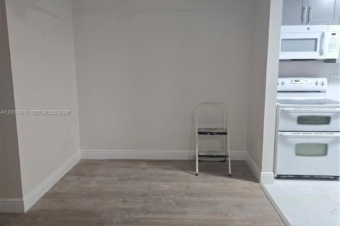 Condo in Tamarac, Florida, 2 bedrooms  № 2068433 - photo 16