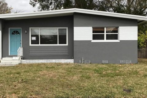House in Saint Petersburg, Florida 2 bedrooms, 104.52 sq.m. № 1789142 - photo 1