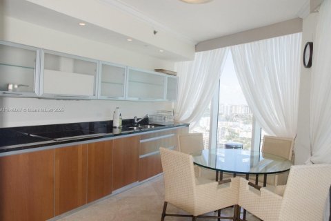 Condo in Sunny Isles Beach, Florida, 3 bedrooms  № 1842608 - photo 11