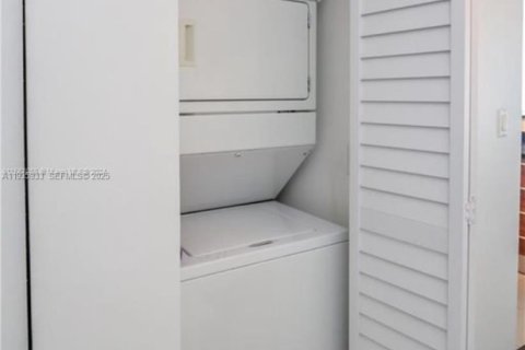 Condo in Miami, Florida, 1 bedroom № 1993975 - photo 10