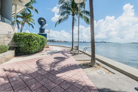 Condo in Miami, Florida, 1 bedroom № 1993975 - photo 5