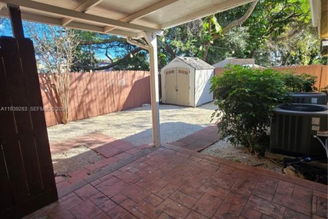 Immobilier commercial à louer à Miami, Floride: 2 chambres, 252.23 m2 № 1996574 - photo 6