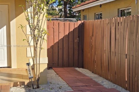 Immobilier commercial à louer à Miami, Floride: 2 chambres, 252.23 m2 № 1996574 - photo 1