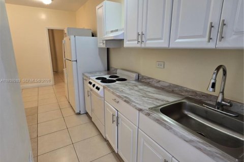 Immobilier commercial à louer à Miami, Floride: 2 chambres, 252.23 m2 № 1996574 - photo 10