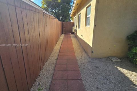 Immobilier commercial à louer à Miami, Floride: 2 chambres, 252.23 m2 № 1996574 - photo 4