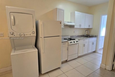 Immobilier commercial à louer à Miami, Floride: 2 chambres, 252.23 m2 № 1996574 - photo 9