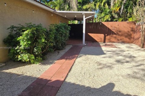 Immobilier commercial à louer à Miami, Floride: 2 chambres, 252.23 m2 № 1996574 - photo 3