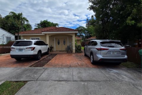 Immobilier commercial à louer à Miami, Floride: 2 chambres, 252.23 m2 № 1996574 - photo 2