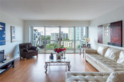 Condo in Miami, Florida, 2 bedrooms  № 1868420 - photo 9