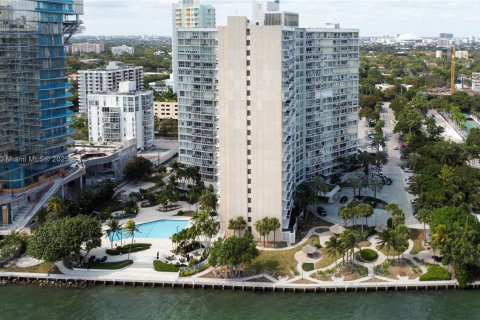 Condo in Miami, Florida, 2 bedrooms  № 1868420 - photo 1