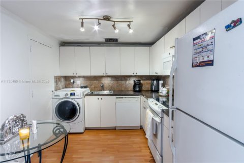 Condo in Miami, Florida, 2 bedrooms  № 1868420 - photo 14