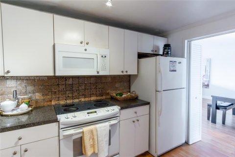 Condo in Miami, Florida, 2 bedrooms  № 1868420 - photo 16