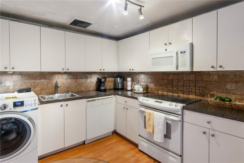 Condo in Miami, Florida, 2 bedrooms  № 1868420 - photo 15