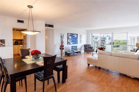 Condo in Miami, Florida, 2 bedrooms  № 1868420 - photo 6