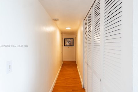Condo in Miami, Florida, 2 bedrooms  № 1868420 - photo 20