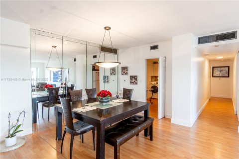 Condo in Miami, Florida, 2 bedrooms  № 1868420 - photo 13