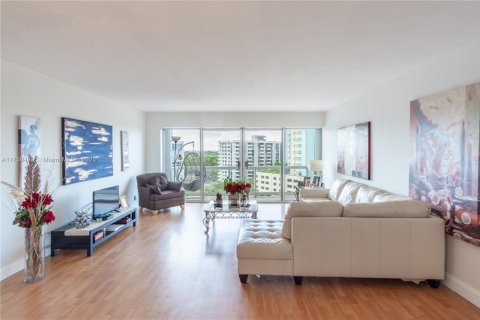 Condo in Miami, Florida, 2 bedrooms  № 1868420 - photo 7