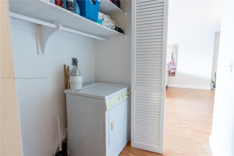 Condo in Miami, Florida, 2 bedrooms  № 1868420 - photo 21