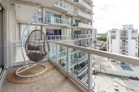 Condo in Miami, Florida, 2 bedrooms  № 1868420 - photo 18