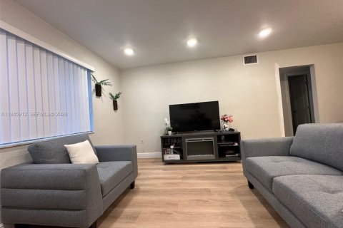 Снять в аренду кондоминиум в Пальметто-Бей, Флорида 2 спальни, 74.41м2, № 2002540 - фото 3