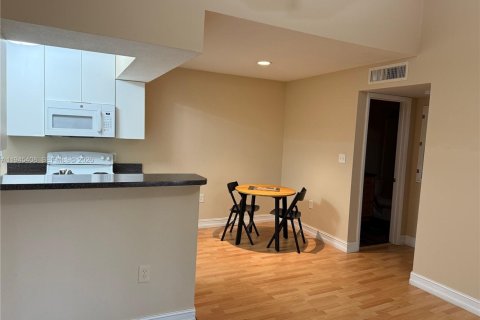 Condo in Miami, Florida, 1 bedroom  № 2001824 - photo 6