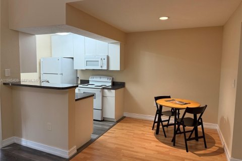 Condo in Miami, Florida, 1 bedroom  № 2001824 - photo 3