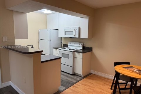 Condo in Miami, Florida, 1 bedroom  № 2001824 - photo 5