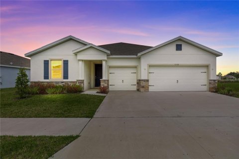 House in Plant City, Florida 4 bedrooms, 259.94 sq.m. № 1556531 - photo 1