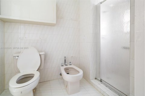 Casa en venta en Miami, Florida, 4 dormitorios, 207.36 m2 № 1993660 - foto 27
