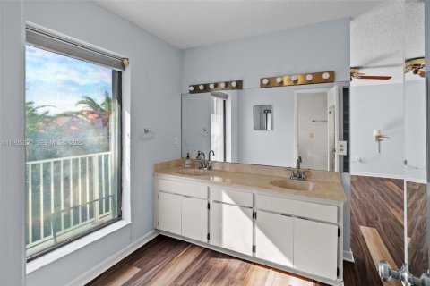 Casa en venta en Miami, Florida, 4 dormitorios, 207.36 m2 № 1993660 - foto 19