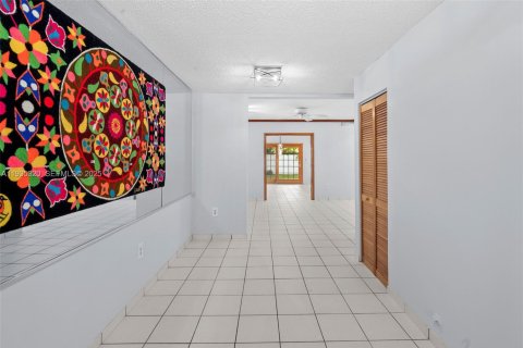 Casa en venta en Miami, Florida, 4 dormitorios, 207.36 m2 № 1993660 - foto 3