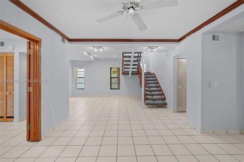 Casa en venta en Miami, Florida, 4 dormitorios, 207.36 m2 № 1993660 - foto 7