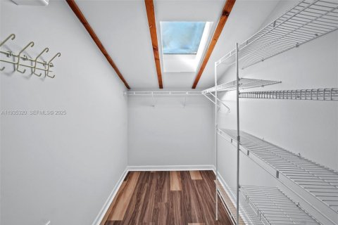 Casa en venta en Miami, Florida, 4 dormitorios, 207.36 m2 № 1993660 - foto 17