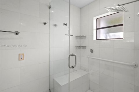 Casa en venta en Miami, Florida, 4 dormitorios, 207.36 m2 № 1993660 - foto 20