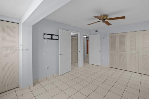 Casa en venta en Miami, Florida, 4 dormitorios, 207.36 m2 № 1993660 - foto 12