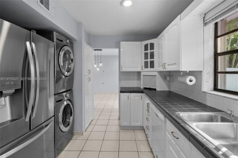 Casa en venta en Miami, Florida, 4 dormitorios, 207.36 m2 № 1993660 - foto 11