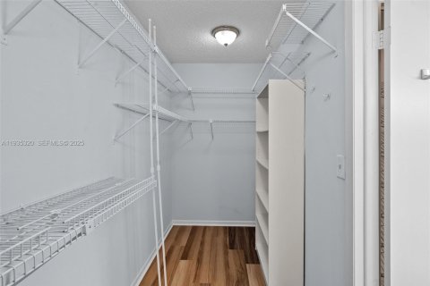 Casa en venta en Miami, Florida, 4 dormitorios, 207.36 m2 № 1993660 - foto 23