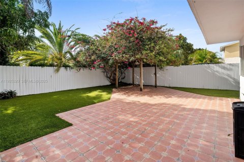 Casa en venta en Miami, Florida, 4 dormitorios, 207.36 m2 № 1993660 - foto 30